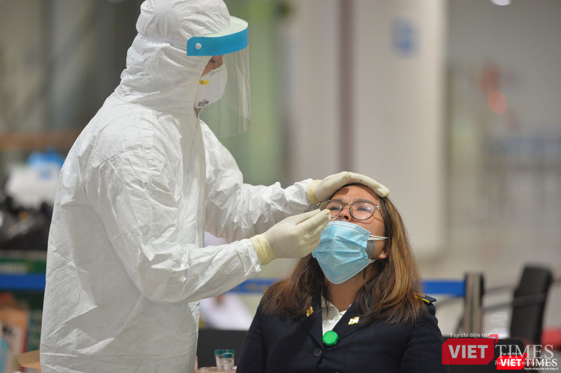 Nhân viên y tế lấy mẫu xét nghiệm COVID-19 tại sân bay (Ảnh: Hoàng Anh) Nhân viên y tế lấy mẫu xét nghiệm COVID-19 tại sân bay (Ảnh: Hoàng Anh)