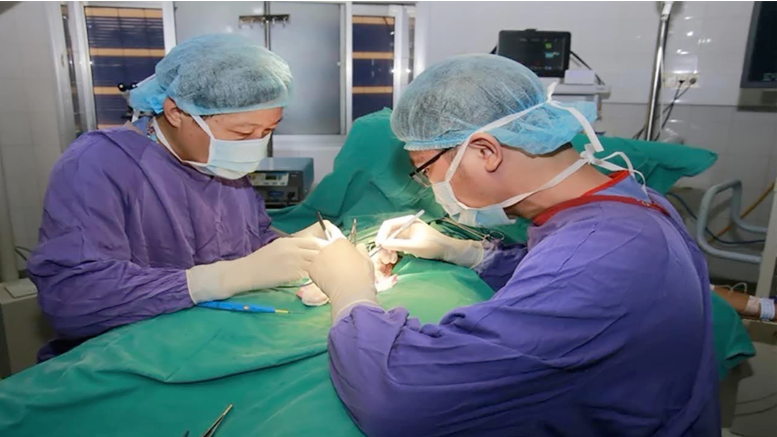 Các bác sĩ phẫu thuật cắt tinh hoàn trái, cố định tinh hoàn phải cho bé Đ. Ảnh: BVCC