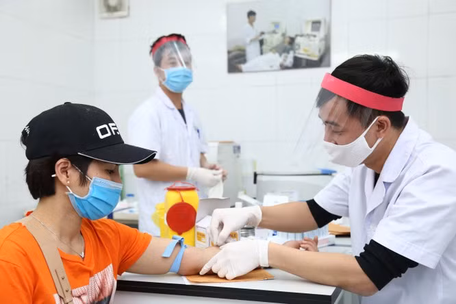 Người dân hiến máu tại Bệnh viện Hữu nghị Việt Đức. Ảnh: BVCC