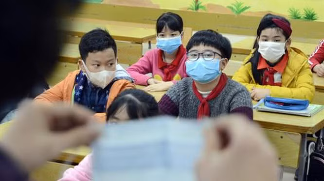 Học sinh đeo khẩu trang trong lớp học (Ảnh - Bộ GD)