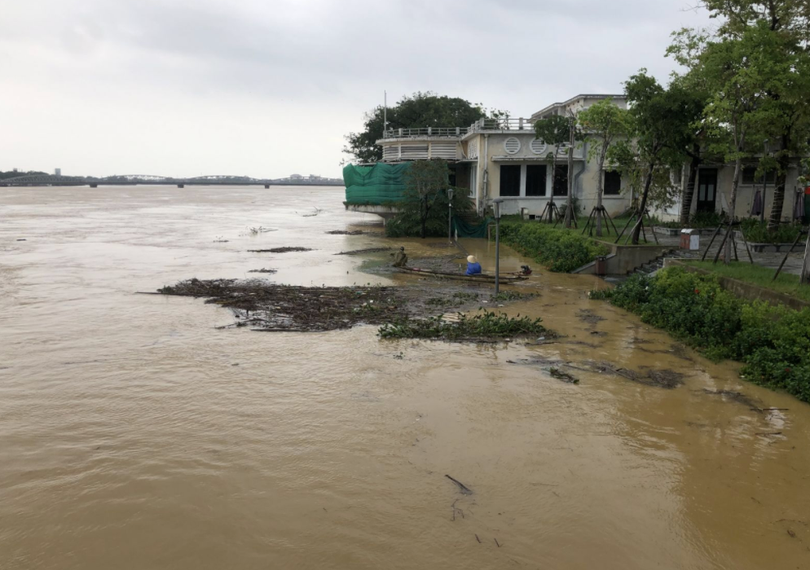 Mưa lũ gây nên tình trạng thiếu nước sạch nhiều ngày cho người dân, tiềm ẩn nguy cơ bệnh tật (Ảnh: Nguyễn Quân)