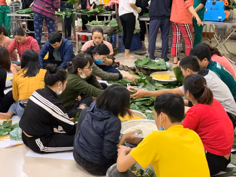 Bác sĩ tại Bệnh viện không quản ngày đêm gói bánh chưng ủng hộ cho đồng bào miền Trung (Ảnh: Hoàng Linh)