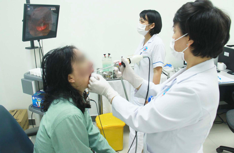 Bác sĩ khám bệnh cho bệnh nhân (Ảnh: Bệnh viện Hữu Nghị) 