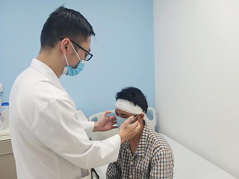 Bác sĩ khám bệnh cho bệnh nhân (Ảnh: BVCC)