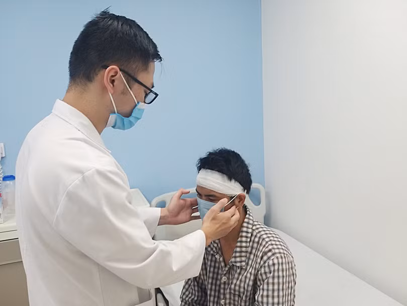 Bác sĩ khám bệnh cho bệnh nhân (Ảnh: BVCC)