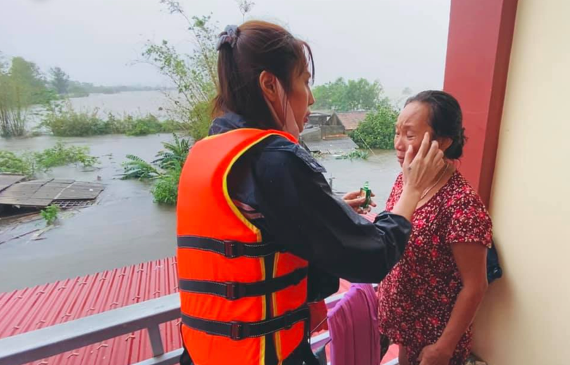 Ca sĩ Thuỷ Tiên làm từ thiện ở miền Trung (Ảnh: FB Thuỷ Tiên)