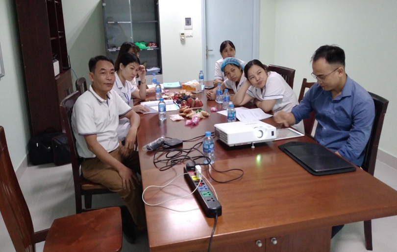 Điều dưỡng, cán bộ công nghệ thông tin tại Bệnh viện Nhi Trung ương tập huấn ngoài giờ về di động Y bạ điện tử và ứng dụng chăm sóc di động (Ảnh: BVCC)