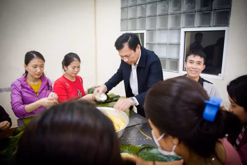 PGS.TS. Nguyễn Văn Hương - Giám đốc Bệnh viện Hữu nghị Đa khoa Nghệ An - kêu gọi nhân viên, bác sĩ tại Bệnh viện gói bánh chưng (Ảnh: Hoàng Linh)