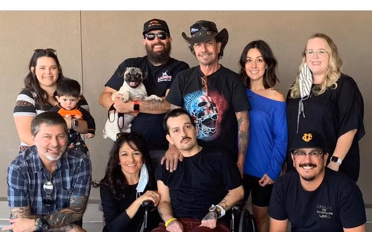 Anh J.M (áo đen, ngồi xe lăn) đã hồi phục kỳ diệu sau khi chữa trị tại Bệnh viện Hữu nghị Việt Đức (Ảnh: Gia đình anh J.M cung cấp) 