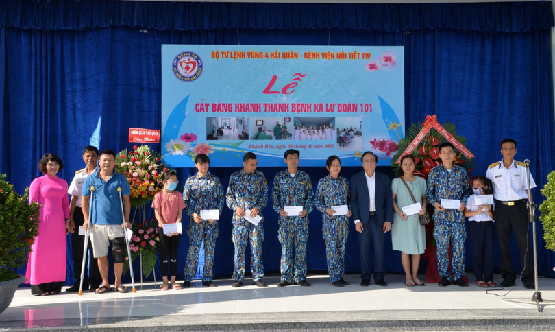 Bệnh viện Nội tiết Trung ương trao tặng và bàn giao công trình cho Bệnh xá Lữ 101 và trao 25 suất quà cho các gia đình chính sách và hộ nghèo trên địa bàn (Ảnh: BVCC)