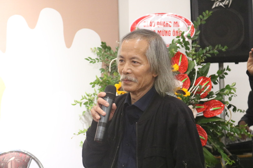 Hoạ sĩ Lương Xuân Đoàn – Chủ tịch Hội Mỹ thuật Việt Nam - phát biểu tại triển lãm "90 mùa xuân" (Ảnh: Minh Thuý)