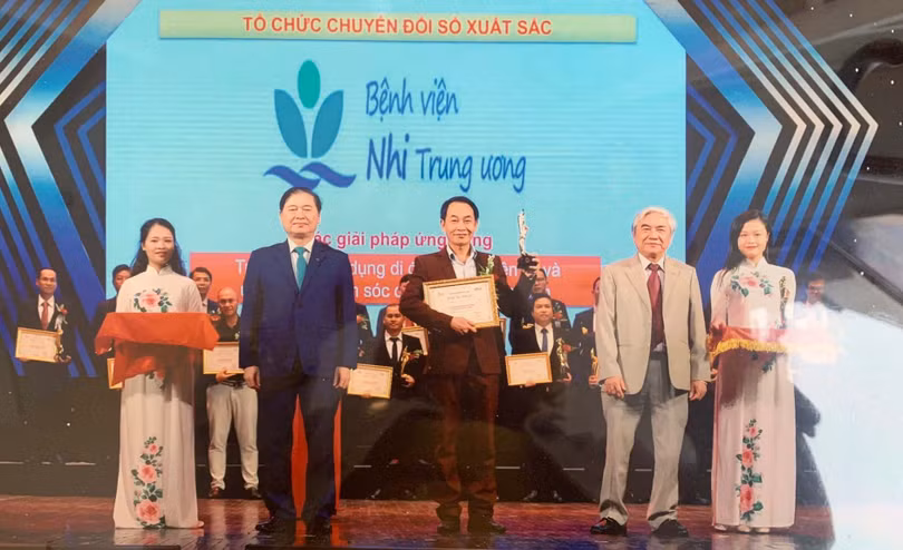 2 ứng dụng Y bạ điện tử và ứng dụng chăm sóc di động được triển khai ở Bệnh viện Nhi Trung ương vừa xuất sắc đạt giải thưởng Chuyển đổi số Việt Nam 2020 (Ảnh: NVCC) 