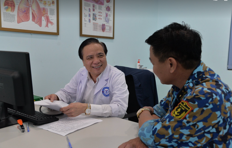 PGS.TS. Trần Ngọc Lương – Giám đốc Bệnh viện Nội tiết Trung ương - khám bệnh cho một chiến sĩ (Ảnh: BVCC)