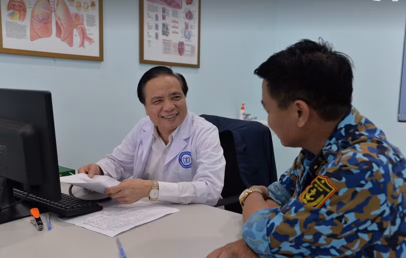 PGS.TS. Trần Ngọc Lương – Giám đốc Bệnh viện Nội tiết Trung ương - khám bệnh cho một chiến sĩ (Ảnh: BVCC)