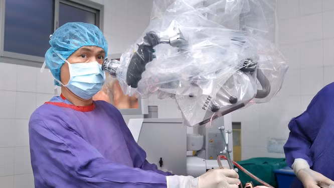 Bác sĩ phẫu thuật cho bệnh nhân tại Bệnh viện Hữu nghị Việt Đức. Ảnh: BVCC