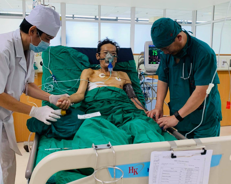 Bác sĩ chăm sóc ông N. sau phẫu thuật (Ảnh: Quỳnh Hương)