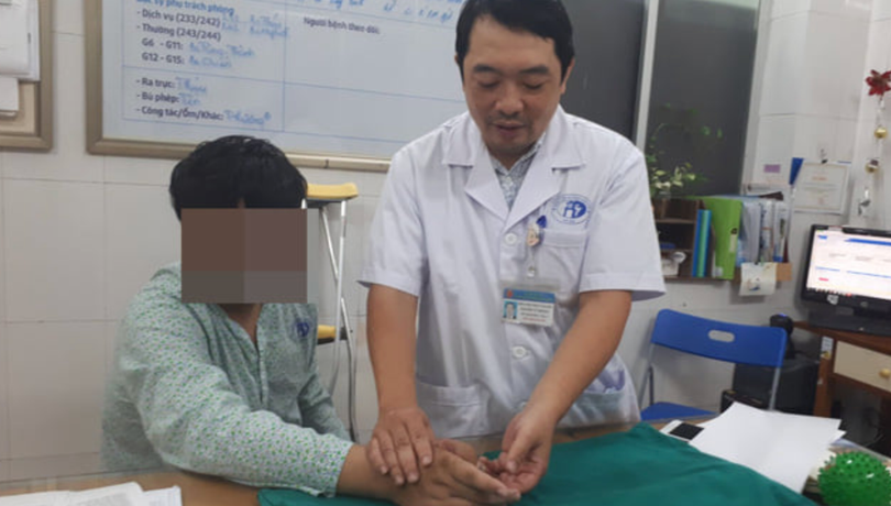 BS. Nguyễn Vũ Hoàng – Phó trưởng Khoa phẫu thuật tạo hình, Bệnh viện Đa khoa Xanh Pôn - đang kiểm tra lại tay cho bệnh nhân trước khi xuất viện (Ảnh: BVCC)