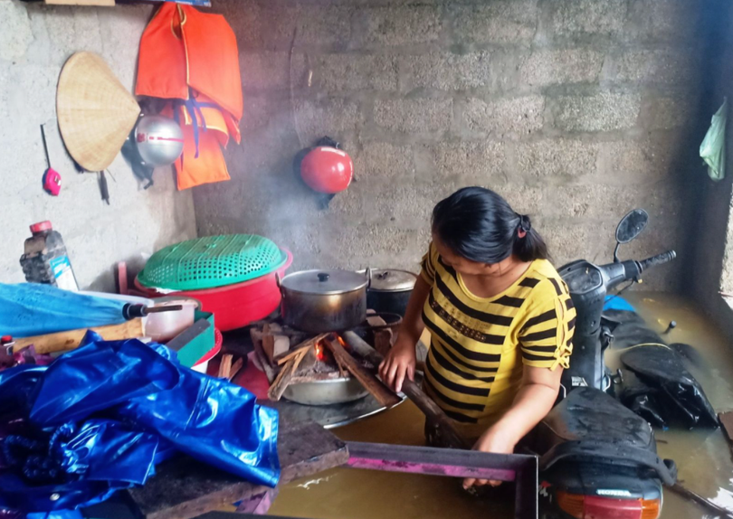 Nấu ăn trong mùa lũ (Ảnh: baothuathienhue.vn) Nấu ăn trong mùa lũ (Ảnh: baothuathienhue.vn)