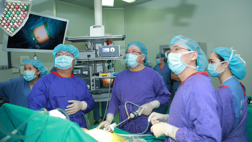 Bác sĩ phẫu thuật thu nhỏ dạ dày cho bệnh nhân bị béo phì nặng tới 95kg (Ảnh: BVCC) 