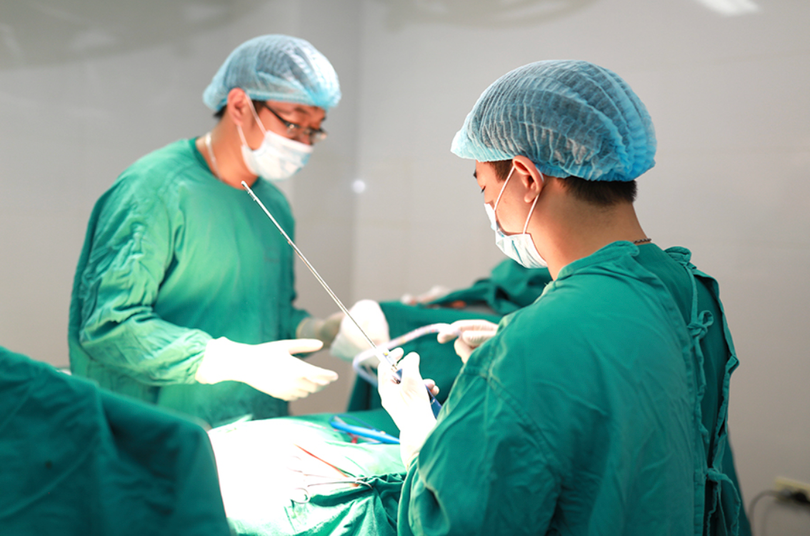 Bác sĩ tại Khoa Phẫu thuật thẩm mỹ phẫu thuật cho bệnh nhân (Ảnh: Bệnh viện Da liễu Trung ương) 