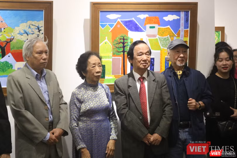 GS. Nguyễn Lân Dũng cùng gia đình, bạn bè tại triển lãm (Ảnh: Minh Thuý)