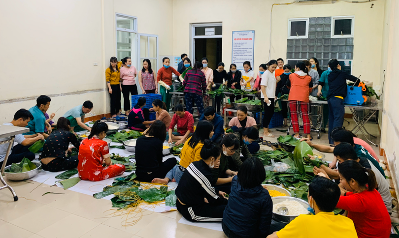 Bác sĩ tại Bệnh viện Hữu nghị Đa khoa Nghệ An đã gói hơn 500 chiếc bánh chưng để chống lũ (Ảnh: Hoàng Linh) 