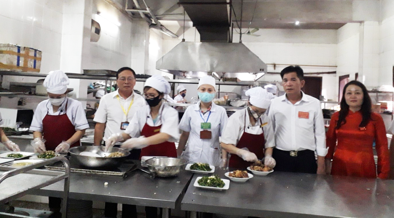 Đoàn kiểm tra an toàn thực phẩm tỉnh Nam Định phối hợp với Văn phòng Tỉnh ủy giám sát an toàn thực phẩm tại khách sạn Vị Hoàng