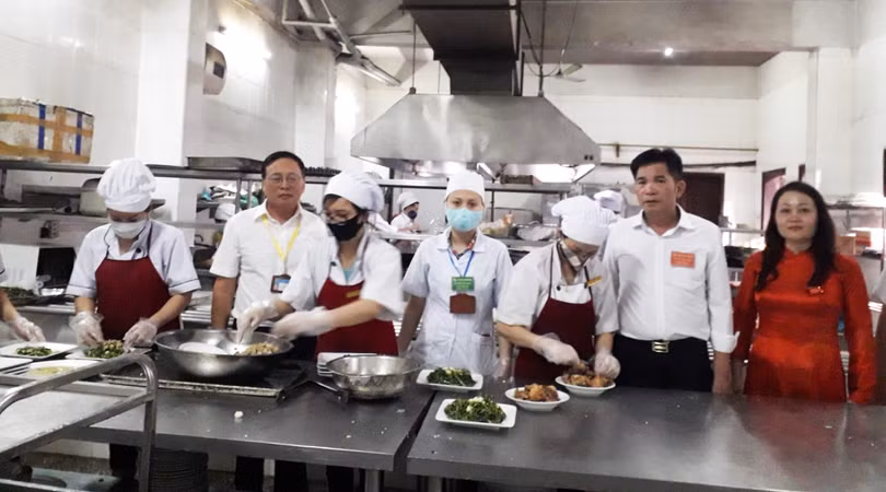 Đoàn kiểm tra an toàn thực phẩm tỉnh Nam Định phối hợp với Văn phòng Tỉnh ủy giám sát an toàn thực phẩm tại khách sạn Vị Hoàng