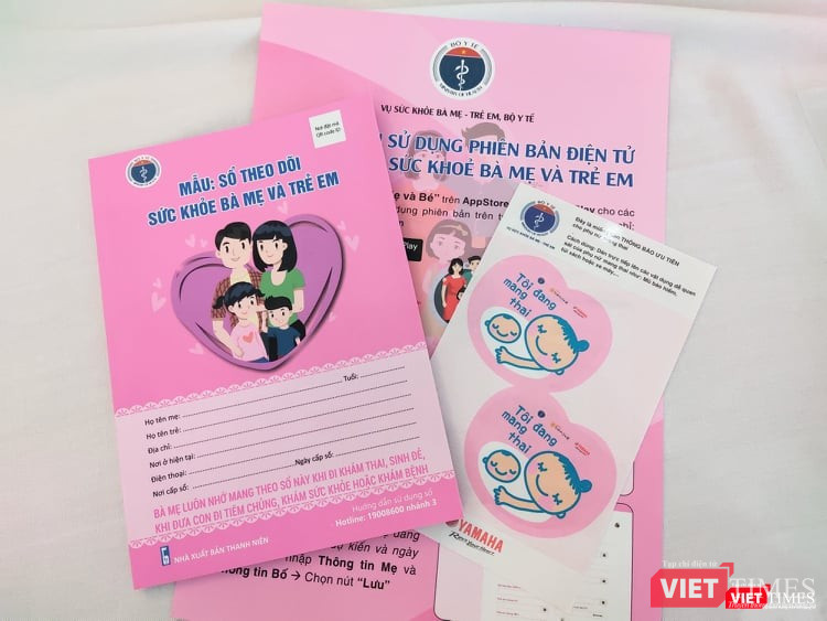 Sổ theo dõi sức khoẻ bà mẹ và trẻ em (Ảnh: Minh Thuý)