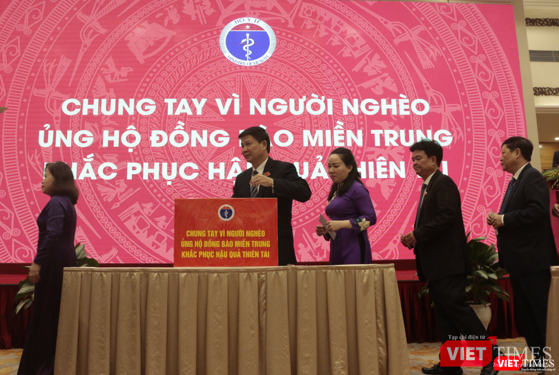 Các đại biểu dự Đại hội ủng hộ đồng bào miền Trung khắc phục hậu quả thiên tai ngay tại Đại hội (Ảnh: Minh Thuý)