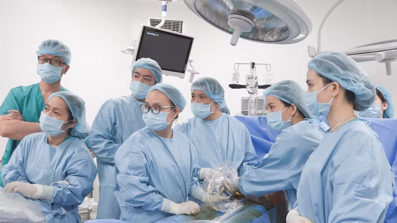 PGS. TS. Nguyễn Duy Ánh cùng ê kíp phẫu thuật cho sản phụ tại Bệnh viện Phụ sản Hà Nội (Ảnh: BV Phụ sản Hà Nội) 