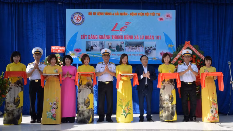 Lễ cắt băng khánh thành Phòng khám đa khoa – Bệnh xá Lữ đoàn 101 thuộc vùng 4 Hải quân (Ảnh: BVCC) 