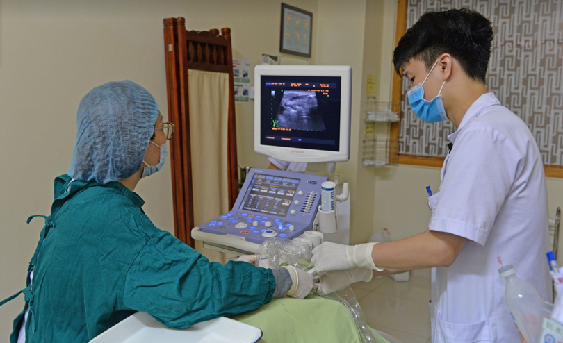 Bác sĩ điều trị cho bệnh nhân bị bướu giáp (Ảnh: BVCC) 