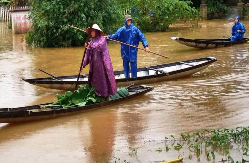 Người dân di chuyển khi thời tiết bão lũ (Ảnh: Hoàng Triều - nguồn: baothuathienhue.vn) 