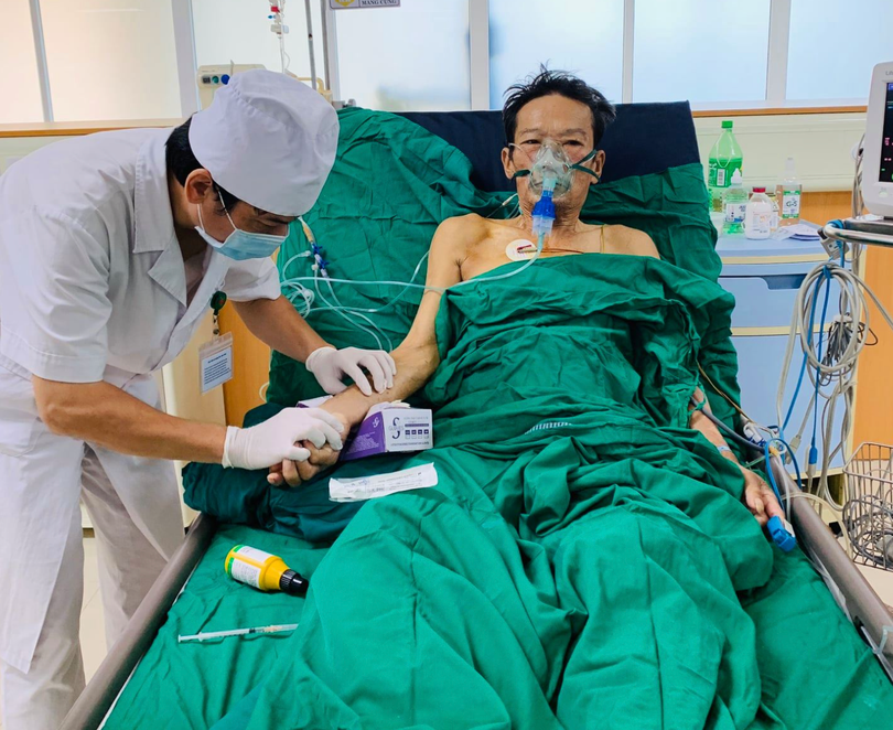 Bác sĩ khám bệnh cho ông N. sau phẫu thuật (Ảnh: Quỳnh Hương)