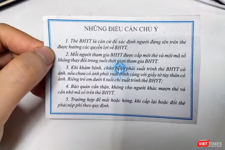 Mặt sau thẻ Bảo hiểm y tế (Ảnh: Minh Thúy) 