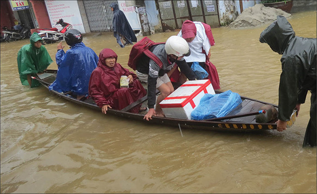 Người dân sơ tán vì lũ lụt (Ảnh: Hoàng Triều - nguồn: baothuathienhue.vn) Người dân sơ tán vì lũ lụt (Ảnh: Hoàng Triều - nguồn: baothuathienhue.vn)