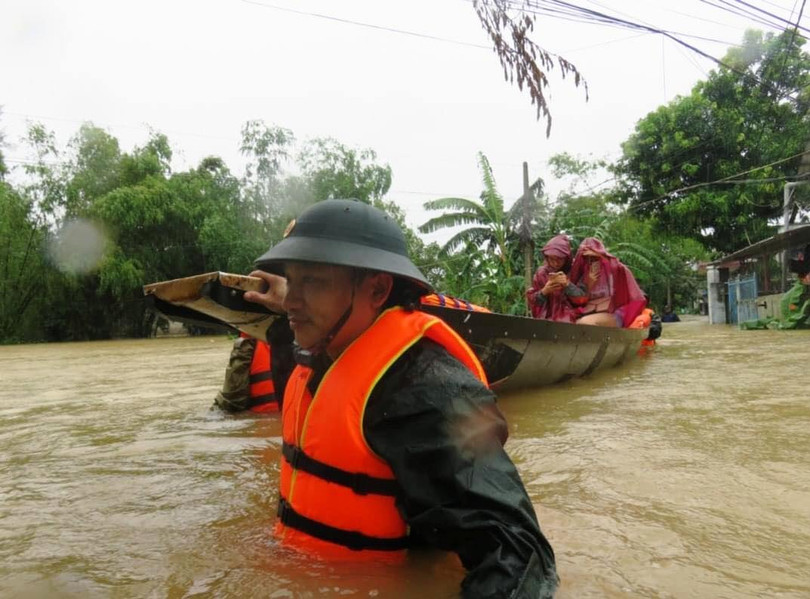 Người dân sơ tán vì mưa lũ (Ảnh: Thảo Vy - nguồn: baothuathienhue.vn)