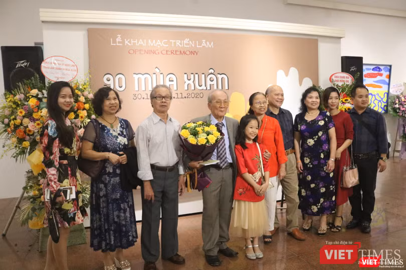 Hoạ sĩ Ngọc Linh chụp ảnh cùng gia đình (Ảnh: Minh Thuý)