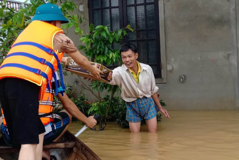 Cứu trợ gia đình người dân bị ngập sâu (Ảnh: Hoàng Triều - nguồn: baothuathienhue.vn) 