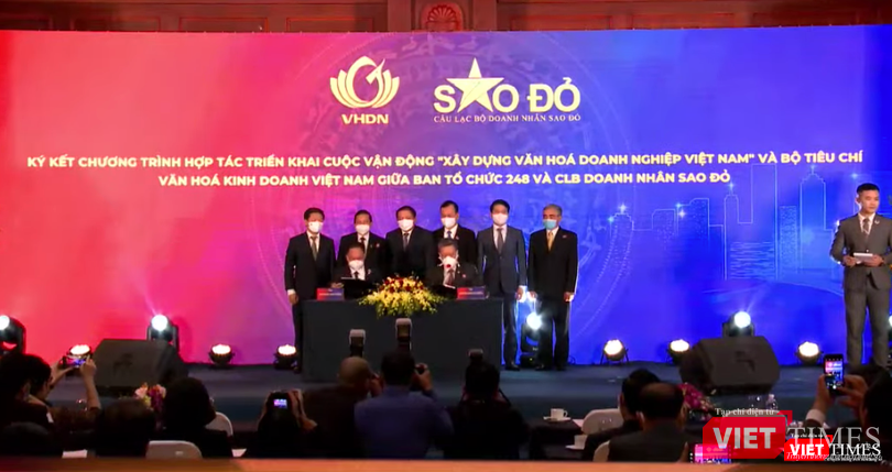 Lễ ký kết chương trình hợp tác triển khai cuộc vận động “Xây dựng văn hoá doanh nghiệp Việt Nam” và Bộ tiêu chí văn hoá kinh doanh Việt Nam giữa Ban tổ chức 248 và CLB doanh nhân Sao Đỏ (Ảnh - Minh Thuý)