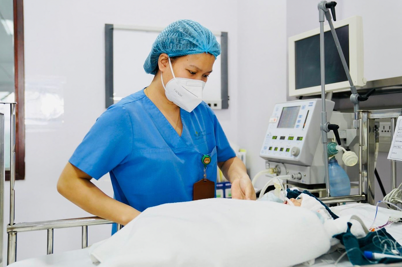 Bé mắc bệnh tim bẩm sinh được chăm sóc đặc biệt ở Trung tâm Tim mạch, BV Nhi Trung ương (Ảnh - BVCC) Bé mắc bệnh tim bẩm sinh được chăm sóc đặc biệt ở Trung tâm Tim mạch, BV Nhi Trung ương (Ảnh - BVCC)