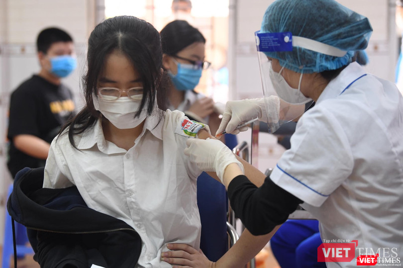 Học sinh được tiêm vaccine COVID-19 (Ảnh - Hoàng Anh)
