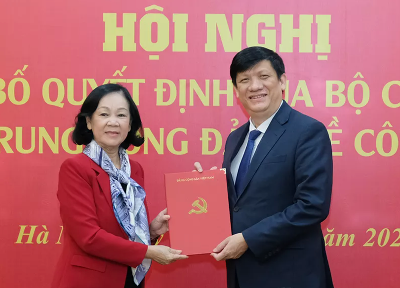 Trưởng Ban Tổ chức Trung ương Trương Thị Mai trao quyết định của Bộ Chính trị cho Bộ trưởng Bộ Y tế Nguyễn Thanh Long. (Ảnh: Trần Minh) 