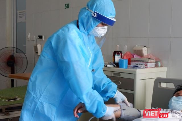 Bác sĩ khám cho bệnh nhân COVID-19 (Ảnh - Thảo Vy)