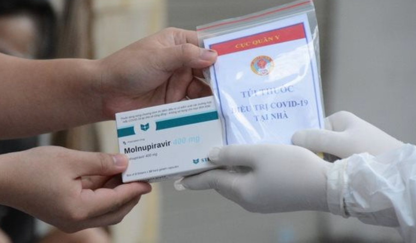 Người dân nhận thuốc Molnupiravir để điều trị COVID-19 (Ảnh - MH) 