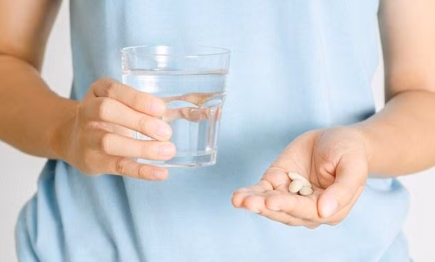 Người dân uống thuốc (Ảnh minh hoạ) 