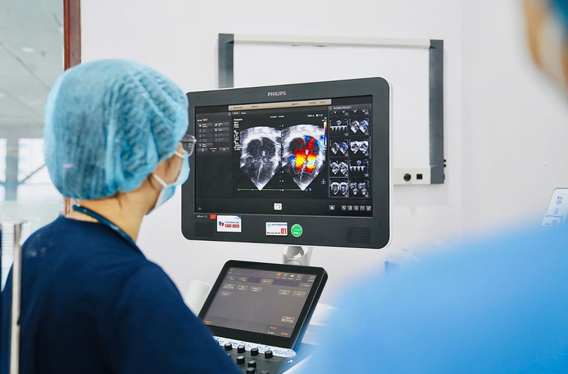 Bác sĩ kiểm tra tình hình sức khoẻ bệnh nhi (Ảnh - BVCC) Bác sĩ kiểm tra tình hình sức khoẻ bệnh nhi (Ảnh - BVCC)