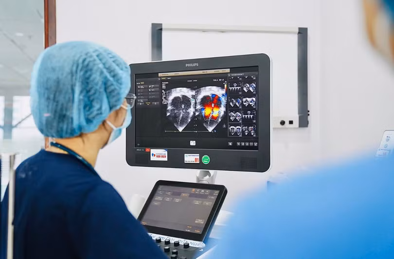 Bác sĩ kiểm tra tình hình sức khoẻ bệnh nhi (Ảnh - BVCC)