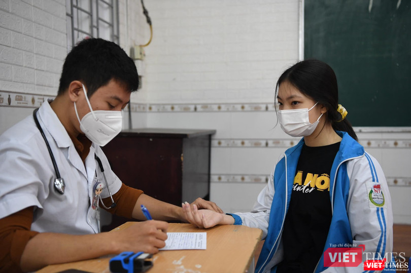 Học sinh được khám sức khoẻ trước khi tiêm vaccine COVID-19 (Ảnh - Minh Thuý) Học sinh được khám sức khoẻ trước khi tiêm vaccine COVID-19 (Ảnh - Minh Thuý)